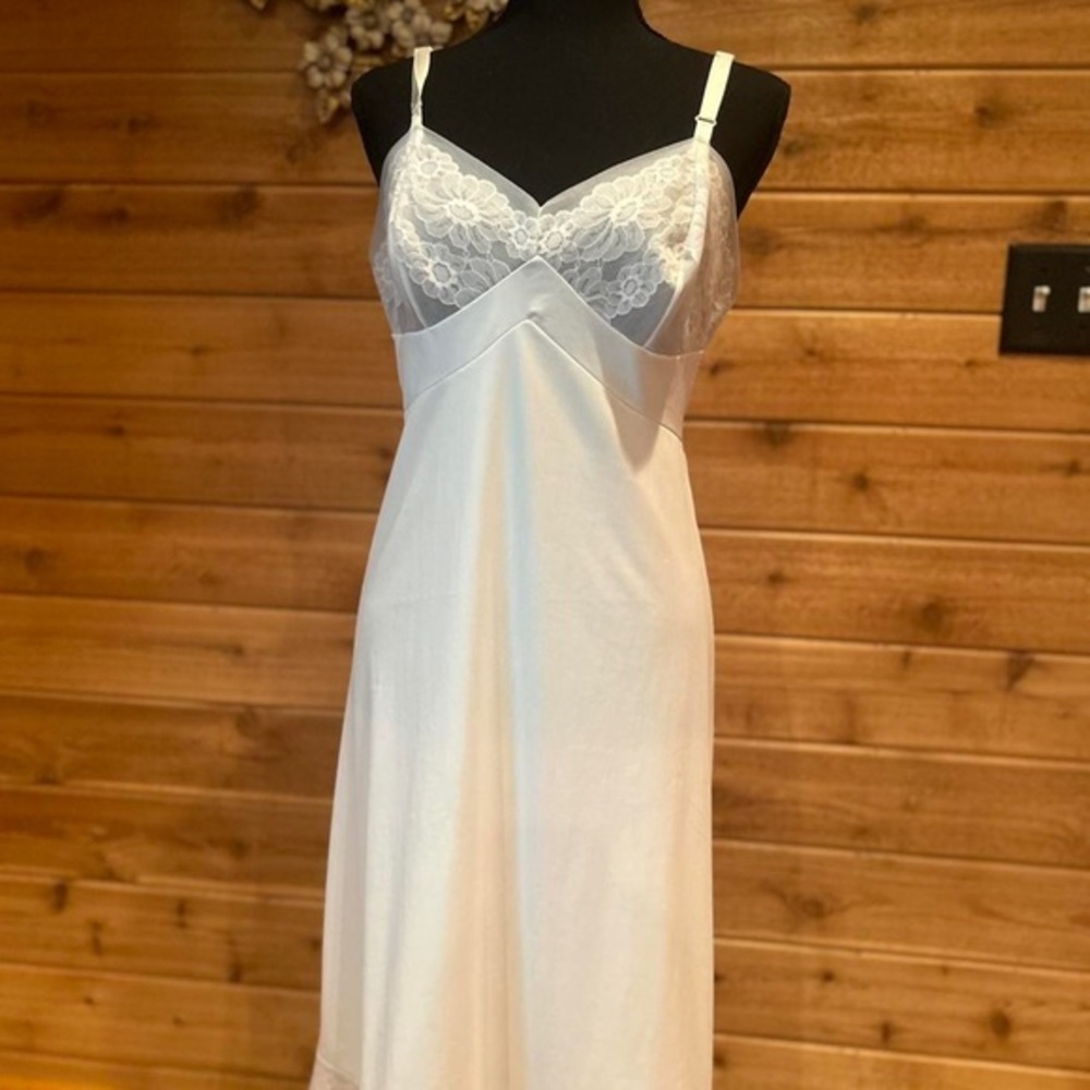 Gorgeous white vintage 70s slip dress/slip! 💕
